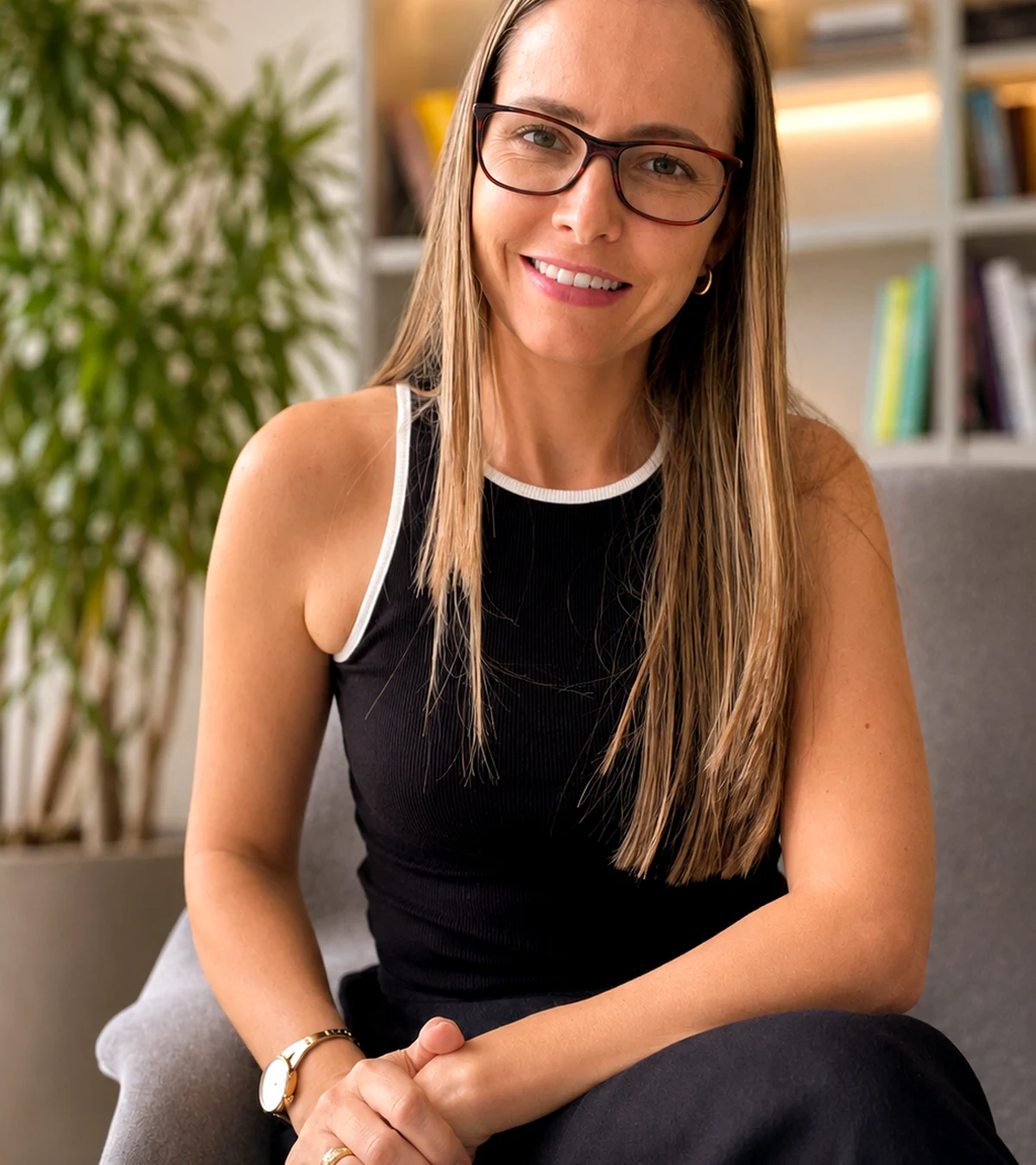 Camila Nunes sorrindo em seu consultório